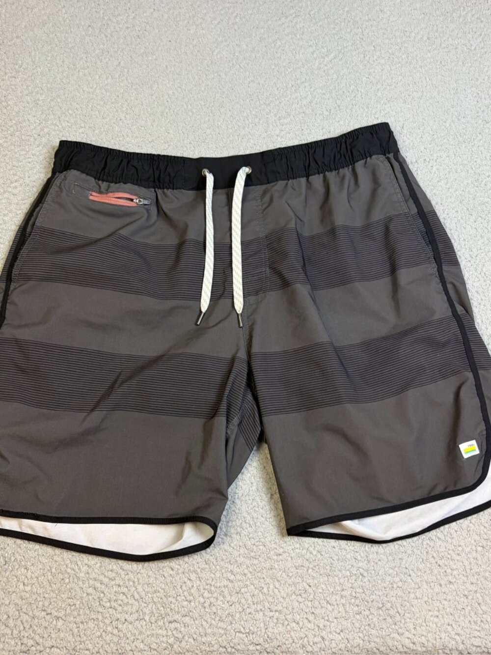 Vuori Athletic Shorts Mens XL Gray Black Workout l Drawstring Zip Pocket Unlined